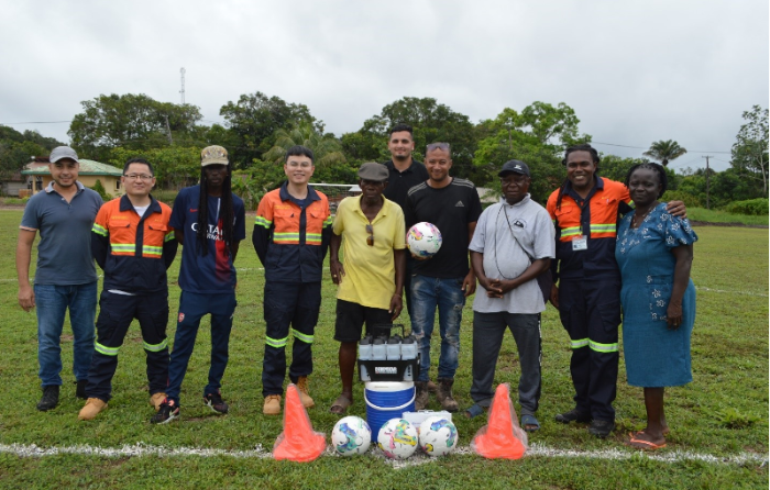 La communauté de Nieuw Koffiekamp accueille un nouveau terrain de football