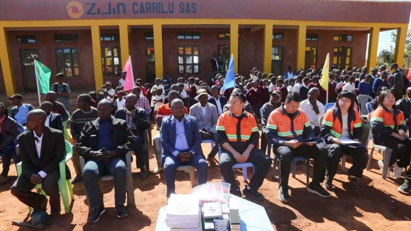 La filiale de Zijin en République démocratique du Congo construit l'avenir pour les enfants locaux avec deux nouvelles écoles