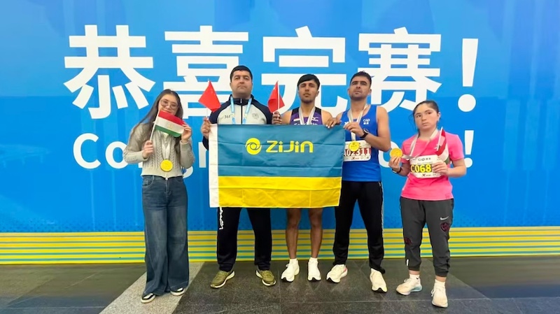 Des marathoniens du Tadjikistan parrainés par Zijin participent à une course en Chine