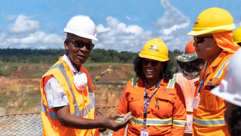 Le ministre du Travail du Guyana visite la mine d'or d'Aurora de Zijin