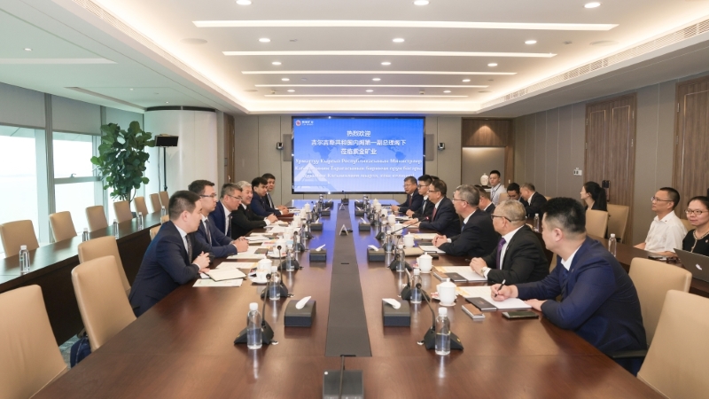 Le Premier vice-président du Cabinet des ministres du Kirghizstan, Adylbek Kasymaliev, rencontre le président de Zijin Mining, Chen Jinghe