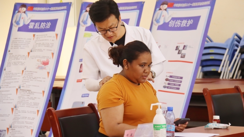 L'équipe médicale chinoise fournit des services médicaux gratuits aux employés de COMMUS en RDC