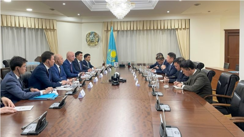 Le Premier vice-président du Cabinet des ministres du Kazakhstan, Roman Sklyar, rencontre le président de Zijin Mining, Chen Jinghe